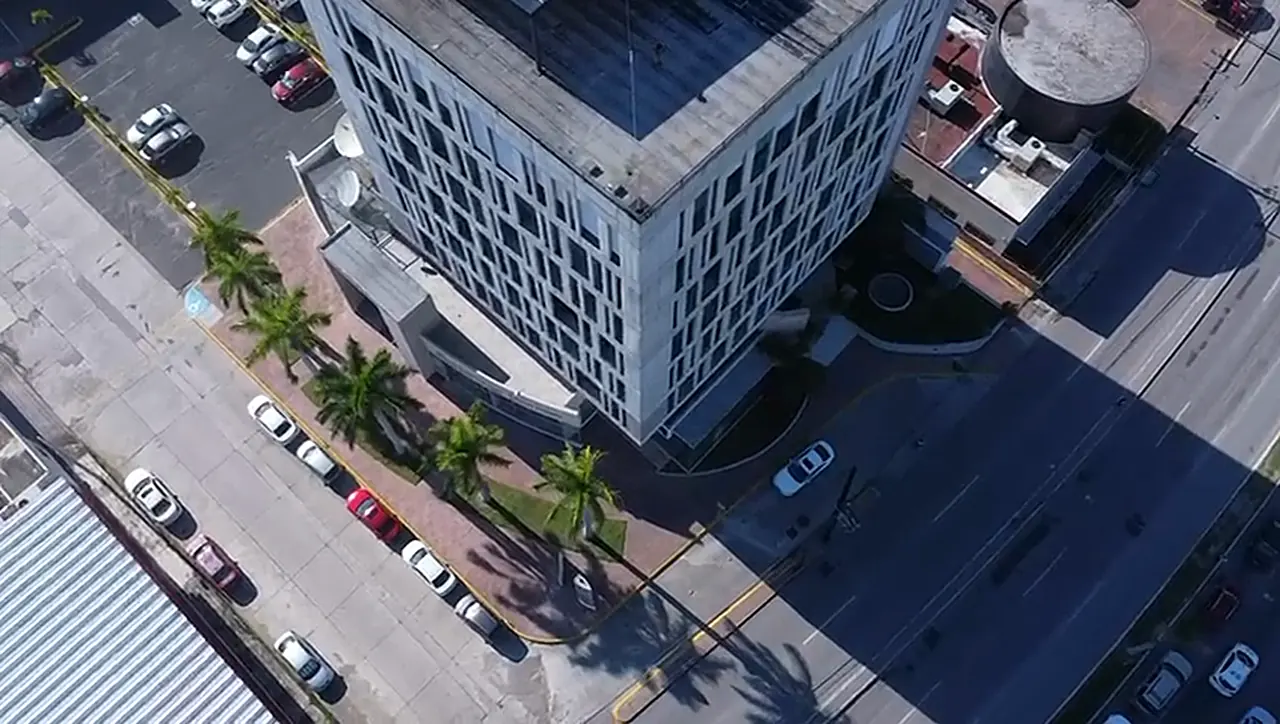 Vista aérea del Edificio Altus y su acceso desde Av. Hidalgo