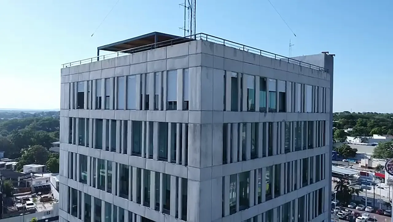 Fachada del edificio vista desde el aire, a la altura de los niveles altos