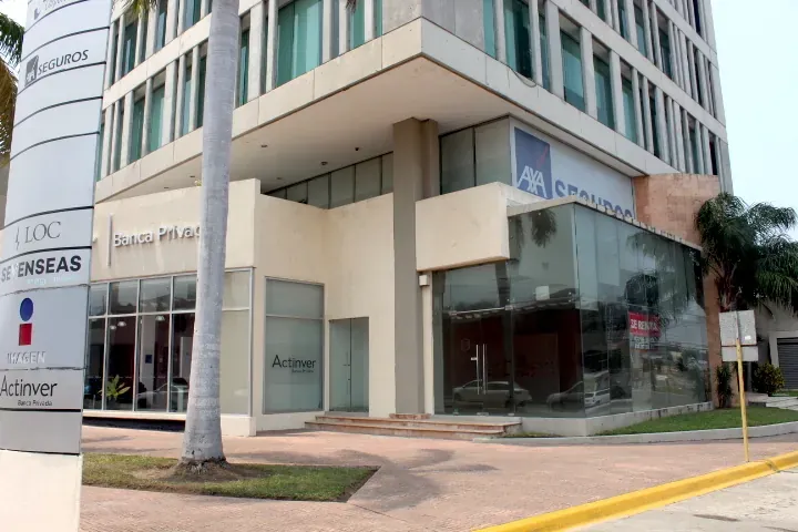 Acceso en planta baja del edificio, con locales de banca y seguros