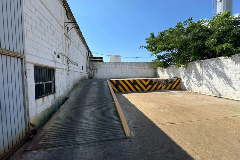 Ver: Andén de carga y patio de maniobras