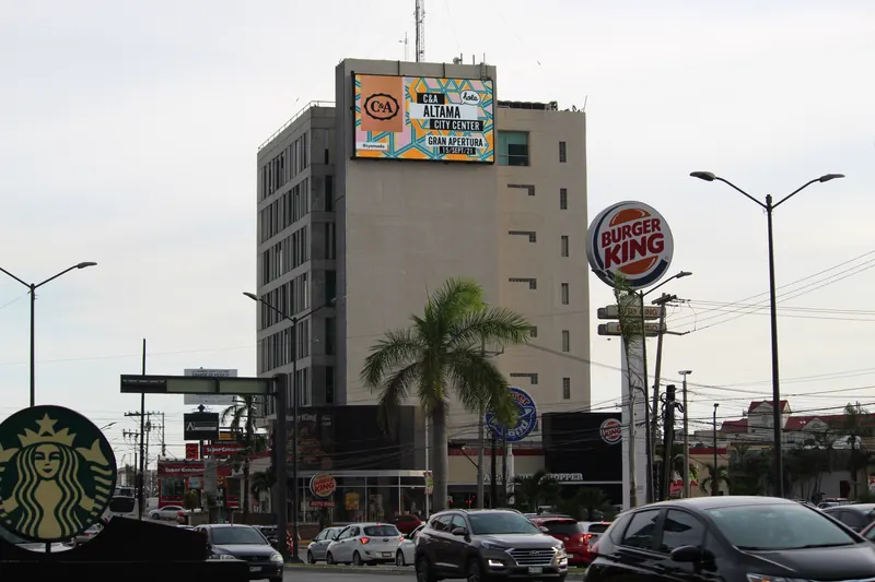 Avenida Hidalgo en Tampico, con el corporativo al fondo