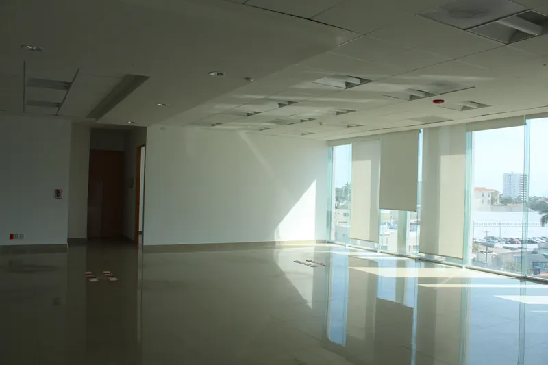 Planta de oficina diáfana con piso terminado y ventanal
